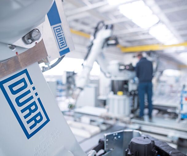 Bietigheim-Bissingen: Das Logo der Dürr AG klebt auf einem Sealing-Roboter.