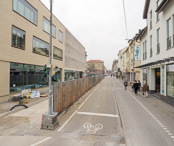 Blick in die Schillerstraße in Richtung Schillerplatz: Der Bauzaun wird entfernt, die Straße ab 11. März neu gestaltet. Foto: Holm Wolschendorf