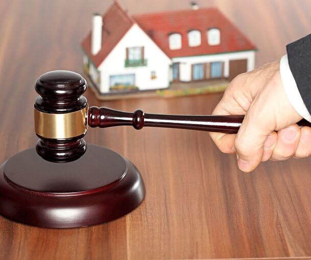 Bei Zwangsversteigerungen am Amtsgericht können Immobilien deutlich unter Wert erstanden werden. Dabei gibt es jedoch einiges zu beachten. Foto: rupbilder/stock.adobe.com