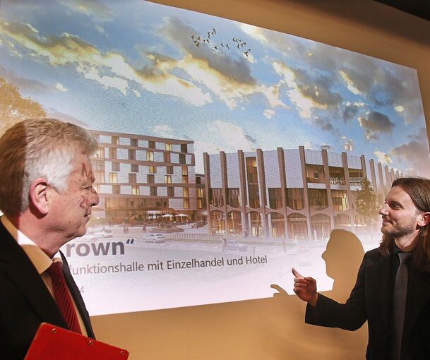 Der Vorstand von Investor Thesauros Simon Michels (rechts) erläutert Oberbürgermeister Jürgen Kessing das Projekt. Foto: Alfred Drossel