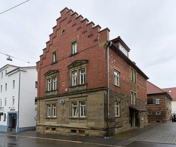 Von dem Gebäudeensemble in der südlichen Seestraße steht das vordere Haus mit dem Pferdekopf zum Verkauf. Das hintere möchte die Besitzerfamilie behalten. Foto: Andreas Becker