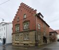 Von dem Gebäudeensemble in der südlichen Seestraße steht das vordere Haus mit dem Pferdekopf zum Verkauf. Das hintere möchte die Besitzerfamilie behalten. Foto: Andreas Becker