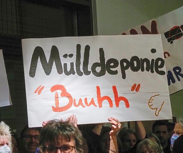 November 2022 in Hemmingen: Wütende Bürger zeigen dem Kreis und der AVL, was sie von den Überlegungen halten, auf ihrer Gemarkung eine Deponie zu bauen. Anderthalb Jahre später sind sie fast am Ziel. Archivfoto: Wolschendorf