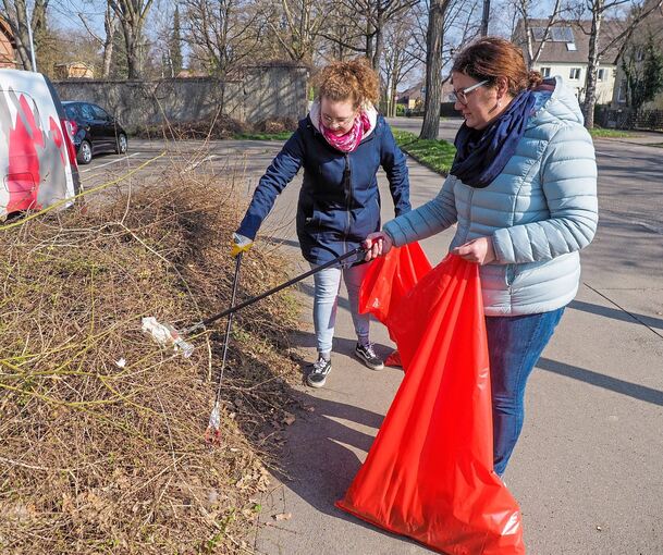 Mit Sack und Zange wird der Müll im Stadtgebiet eingesammelt.