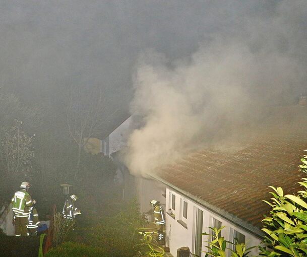 Dichter Qualm strömte den Einsatzkräften aus dem Gebäude entgegen. Foto: KS Images / Rometsch