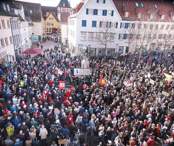 Auf dem Kronenplatz hatten sich am Samstag rund tausend Menschen versammelt. Foto: Alfred Drossel