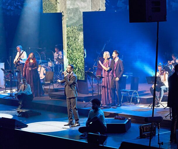 Die Gesangssolisten beeindrucken mit musicalerfahrenen Stimmen. Foto: Andreas Becker