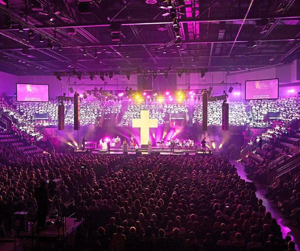 Stimmgewaltig: Der Chor mit 900 Sängerinnen und Sängern. Foto: Andreas Becker