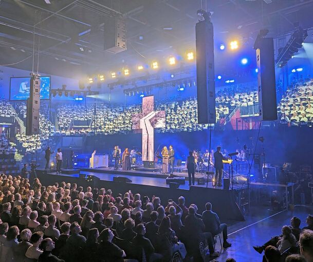 Im Publikum werden Handys gezückt, viele Besucher singen bei den melodisch eingängigen Refrains mit. Foto: Andreas Becker