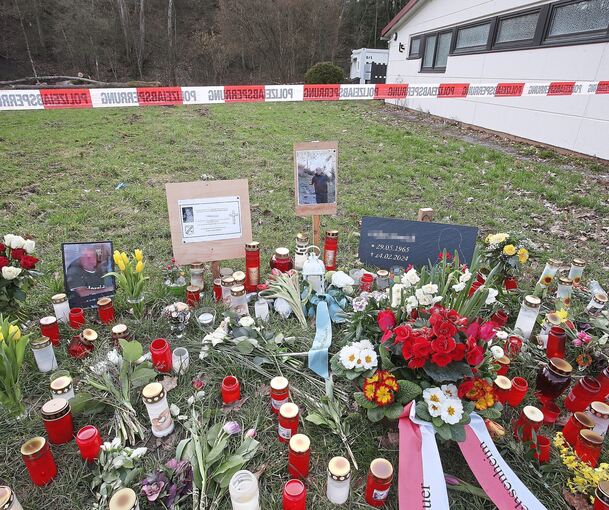 Am Tatort zwischen Feuerwehrhaus und Häfnerhalle, nur wenige Meter vom Wohnhaus des Opfers entfernt, legen Menschen Blumen nieder. Foto: Alfred Drossel