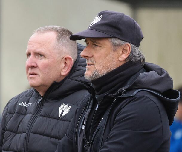 Kritische Blicke: Manager Dieter Gerstung (links) und Trainer Roland Seitz. Foto Baumann