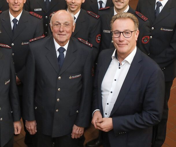 Rudolf Häußermann mit Bürgermeister Steffen Döttinger. 2022 wurde der Affalterbacher für 50 Jahre bei der Feuerwehr ausgezeichne Rudolf Häußermann mit Bürgermeister Steffen Döttinger. 2022 wurde der Affalterbacher für 50 Jahre bei der Feuerwehr ausgezeichnet.
