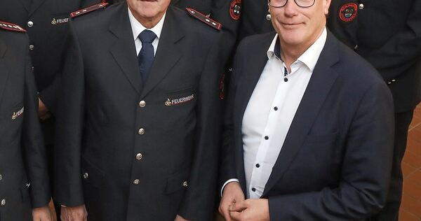 Rudolf Häußermann mit Bürgermeister Steffen Döttinger. 2022 wurde der Affalterbacher für 50 Jahre bei der Feuerwehr ausgezeichnet.