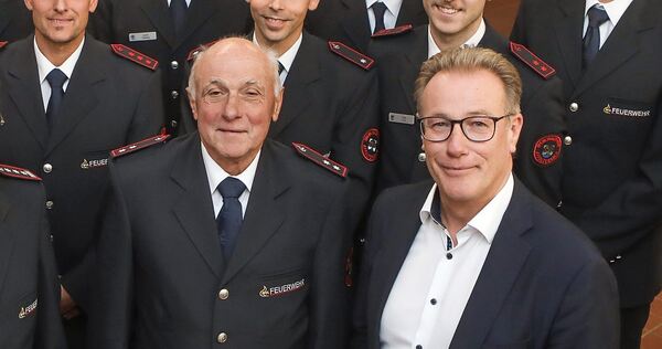 Rudolf Häußermann mit Bürgermeister Steffen Döttinger. 2022 wurde der Affalterbacher für 50 Jahre bei der Feuerwehr ausgezeichnet.