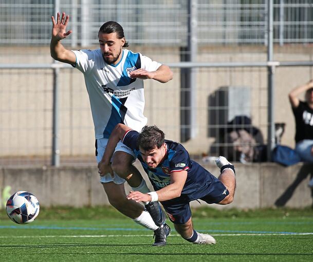 Hier gerät Croatias Nektarios Tsouloulis gegen Adrian Thaqi zwar ins Stolpern, am Ende behält er mit seinem Team aber die Oberhand. Foto: Baumann