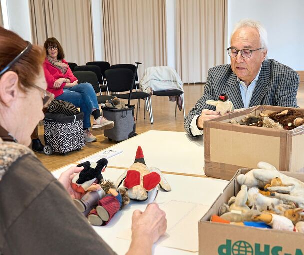 Detailliert begutachtet der Experte die mitgebrachten Tierchen und gibt seine Einschätzung ab. Foto: Andreas Becker