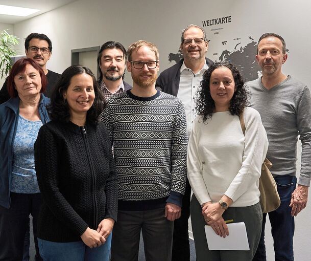 Vor Ort informieren sich Kreis- und Stadträte sowie die Integrationsbeauftragte des Kreises im Bildungszentrum Pangea. Foto: Andreas Becker