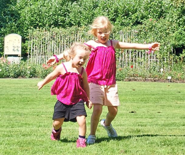Für Rahels Schwester Matilda ist es ganz normal, dass Rahel anders ist. Foto: privat