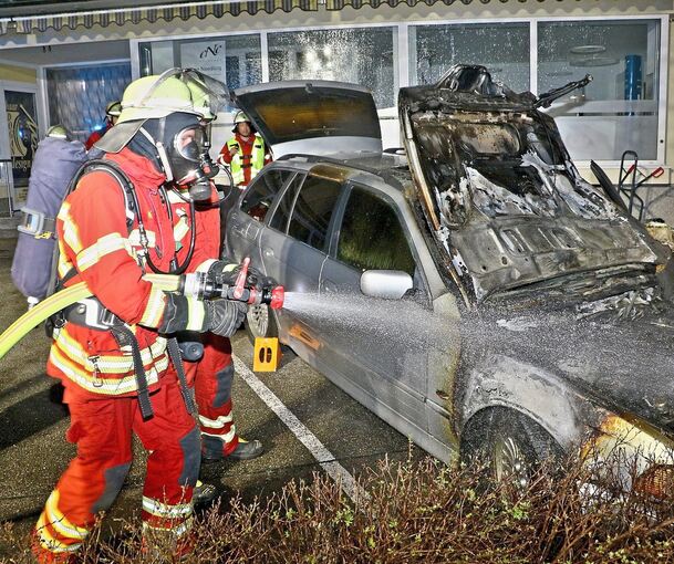 Der brennende Wagen wird gelöscht. Foto: KS-Images.de/Andreas Rometsch