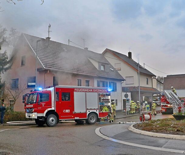Dichter Rauch drang aus dem Gebäude in der Gröninger Straße. Foto: KS Images / Andreas Rometsch