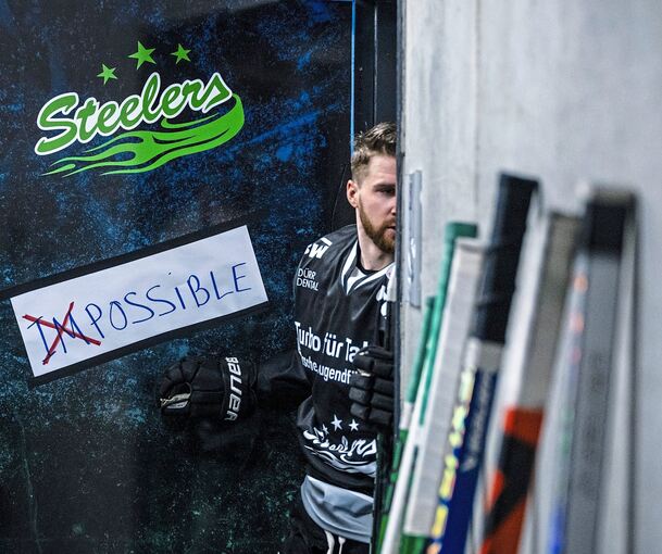 Mission „possible“: Das englische Wort, das an der Kabinentür prangt, haben die Steelers zum Motto für die Playdowns genommen. Hier betritt SCB-Verteidiger Niklas Heinzinger den Spielertunnel.Foto: Timo Raiser/ Steelers