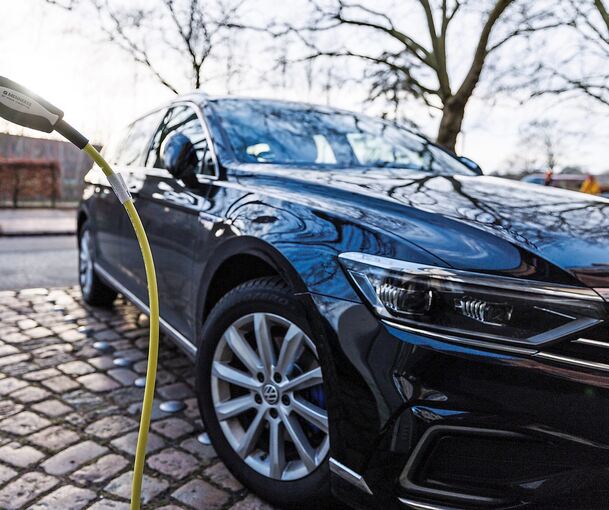 Wallboxen für alle – schafft das Stromnetz das? Nur, wenn Energieversorger es modernisieren. Foto: Axel Heimken/dpa