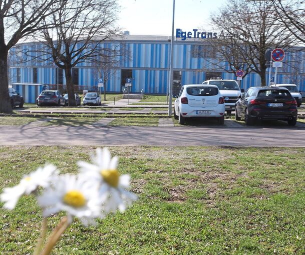Auf dem Parkplatz vor der Ege-Trans-Arena soll der Neubau entstehen.Foto: Alfred Drossel