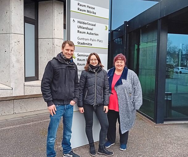 Premiere für die 1. Stuttgarter Buchmesse: Stefan Zeh, Ann-Katrin Zellner und Margit Müller (von links) vor der Schwabenlandhalle. Foto: Uta Reichardt