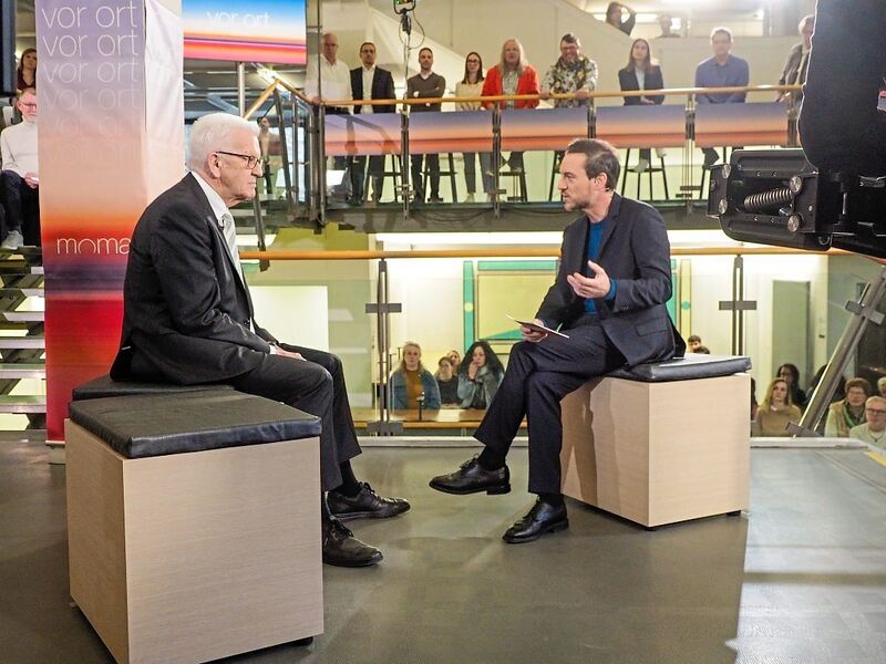 Für und wider die Landeserstaufnahmestelle: Ministerpräsident Winfried Kretschmann und Moderator Andreas Wunn.