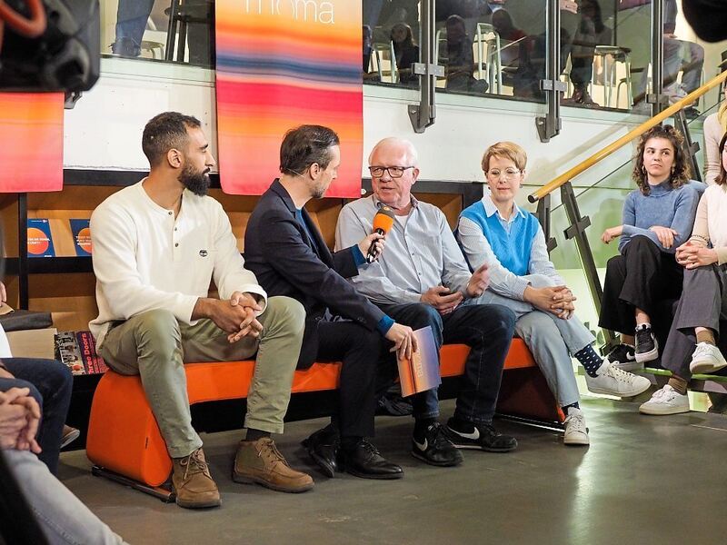 Moderator Andreas Wunn befragt Peter Brüggemann aus dem Publikum.