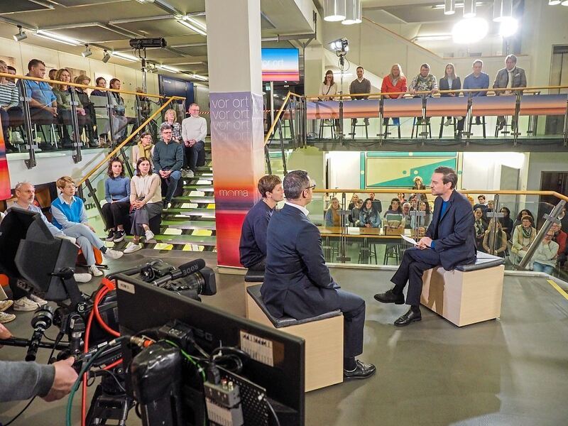 Aspergs Bürgermeister Christian Eiberger diskutiert mit Monika Schittenhelm.