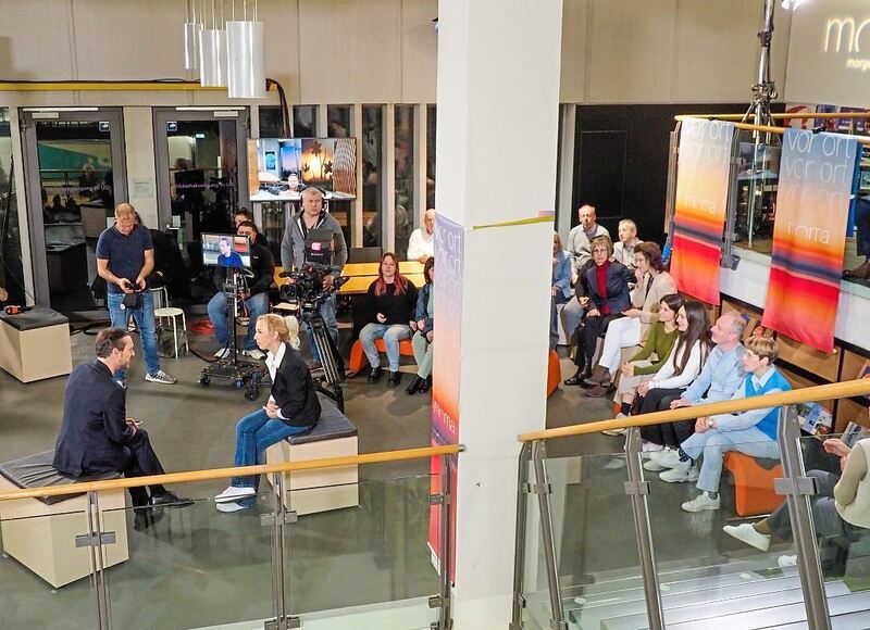 Andreas Wunn diskutiert mit Olga Krylova, die ein Sprachcafé betreibt.