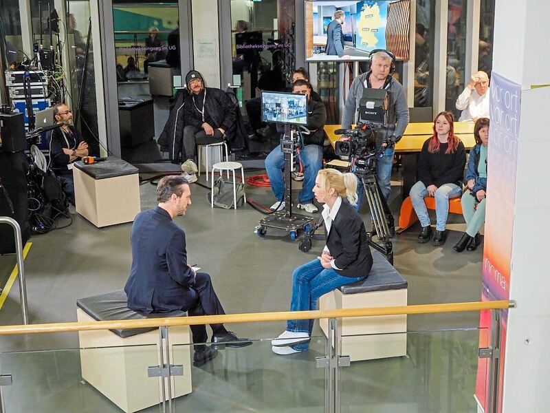 Andreas Wunn diskutiert mit Olga Krylova, die ein Sprachcafé betreibt.