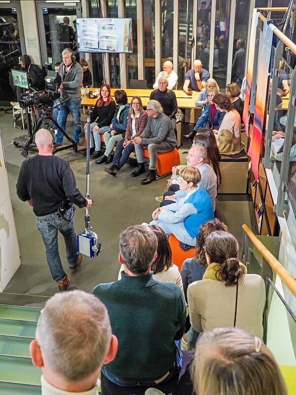 Auch auf der Treppe des Kulturzentrums ist noch Platz für Zuschauer.