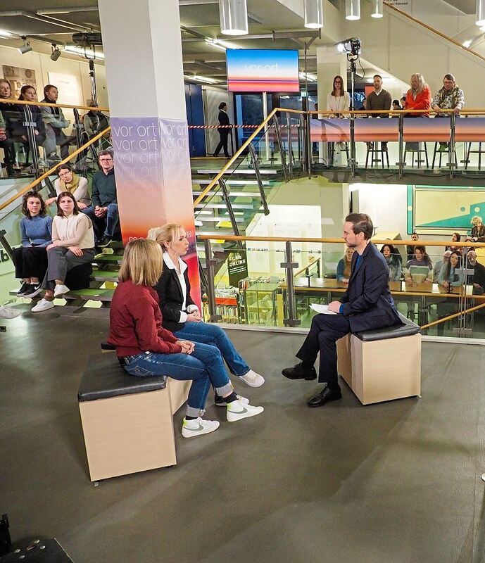 Olga Krylova und Eva Schiller von ZDF Stuttgart (vorne) mit Andreas Wunn.