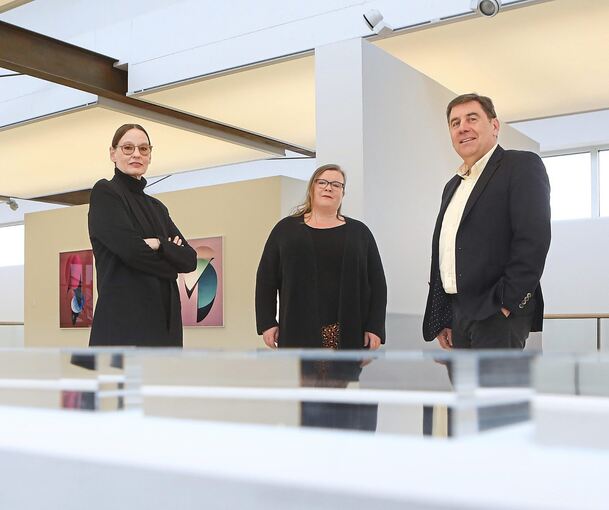 Die neue Dreierspitze: Dauertestamentsvollstrecker Horst Hillinger, Angelika Amunategui (Mitte) – stellvertretend für die Familie – und Sammlungsleiterin Valeria Waibel im von Peter Klein aufgebauten „Kunstwerk“ in Eberdingen-Nussdorf. Foto: Ramona T