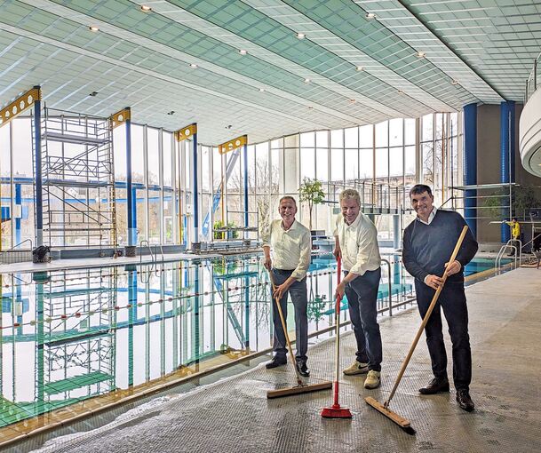 OB Jürgen Kessing, Geschäftsführer Richard Mastenbroek und Bäderleiter Thilo Dittmann. Foto: privat