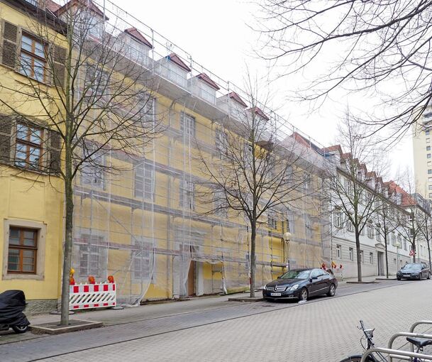 Der Außenanblick ist nahezu unverändert: Doch schon bald soll das Haus in der Marstallstraße 6 bezugsfertig sein. Foto: Holm Wolschendorf