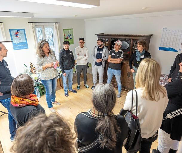 Gemeinderäte und Bewohner kommen ins Gespräch.Foto: Andreas Essig