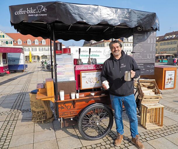 Markus Lebherz freut sich über den Kaffeedurst der Besucher. Fotos: Holm Wolschendorf