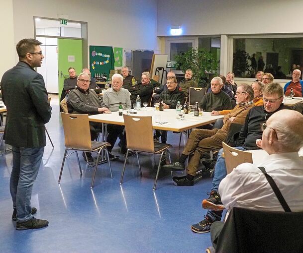 Mit Tayfun Tok, Landtagsabgeordneter der Grünen (stehen), dingen die Männer hart ins Gericht. Foto: Holm Wolschendorf