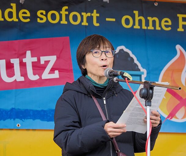 Die japanische Aktivistin Nagomi Norimatsu spricht bei der Kundgebung vor dem Kernkraftwerk in NeckarwestheimFotos: Holm Wolschendorf