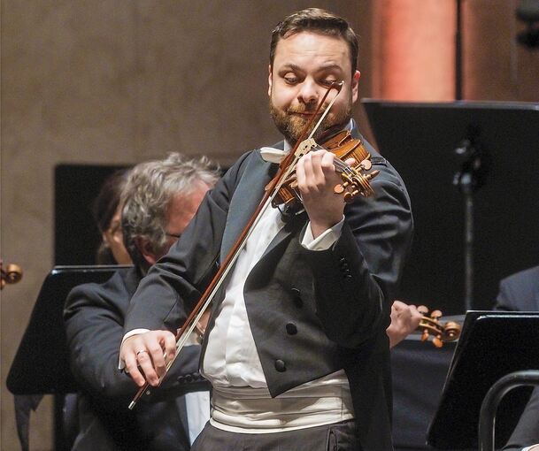 Dalibor Karvay und die Stuttgarter Philharmoniker im Forum. Foto: Holm Wolschendorf