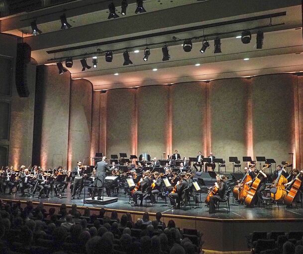 Dalibor Karvay und die Stuttgarter Philharmoniker im Forum. Foto: Holm Wolschendorf