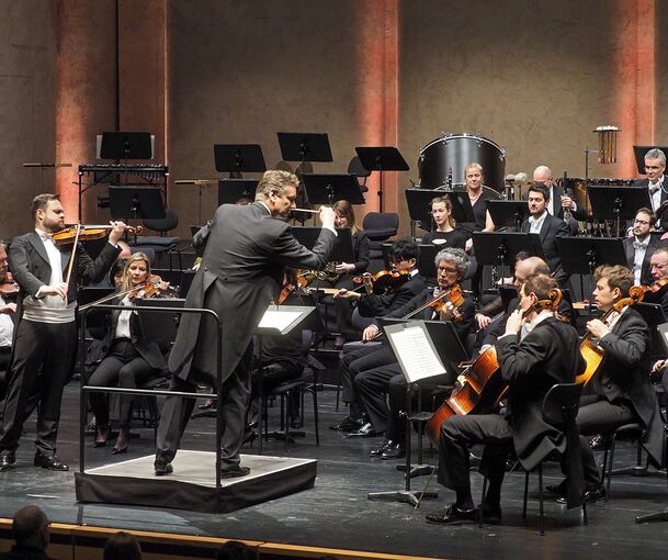 Dalibor Karvay und die Stuttgarter Philharmoniker im Forum. Foto: Holm Wolschendorf