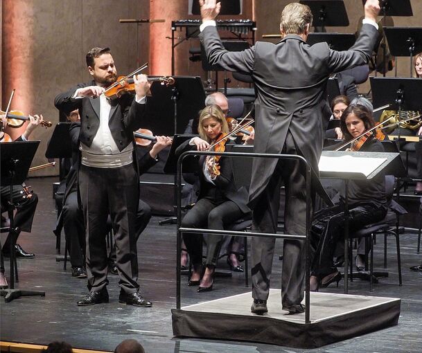 Dalibor Karvay und die Stuttgarter Philharmoniker im Forum. Foto: Holm Wolschendorf