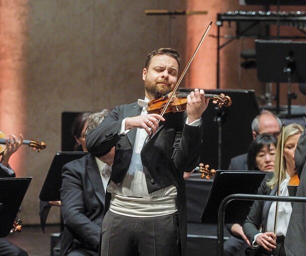 Dalibor Karvay und die Stuttgarter Philharmoniker im Forum. Foto: Holm Wolschendorf
