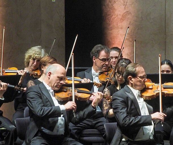Dalibor Karvay und die Stuttgarter Philharmoniker im Forum. Foto: Holm Wolschendorf