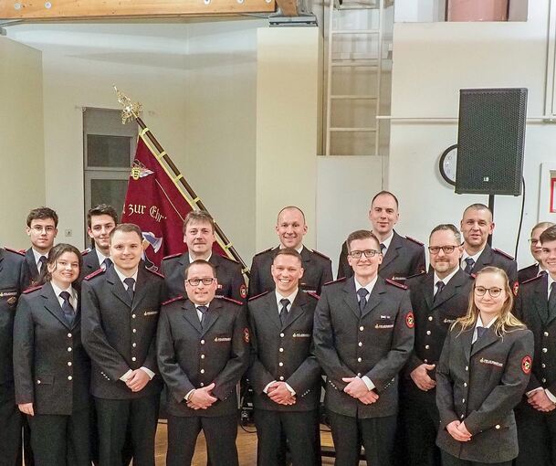 61 Mitglieder hat die Feuerwehr insgesamt, einige von ihnen werden für ihre Zugehörigkeit geehrt oder befördert. Foto: Holm Wolschendorf