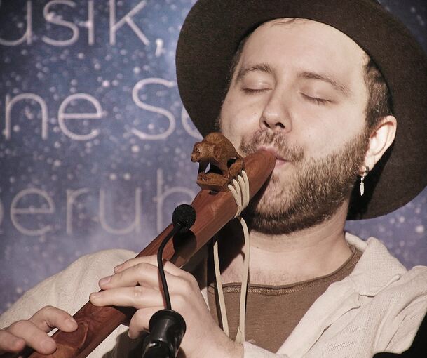 Tim Vogt spielte Klänge im 432-Hertz-Bereich. Foto:Alfred Drossel